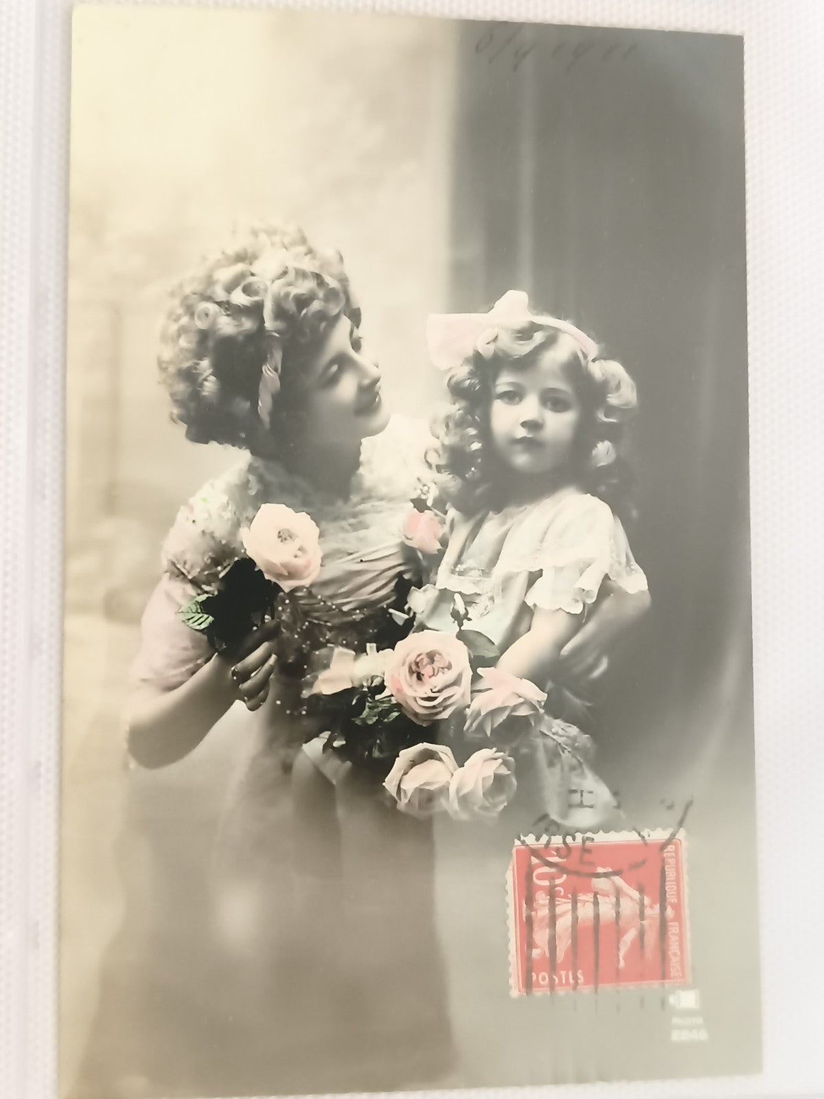 Carte postale ancienne photo mère enfant roses timbre rouge CPA début XXe