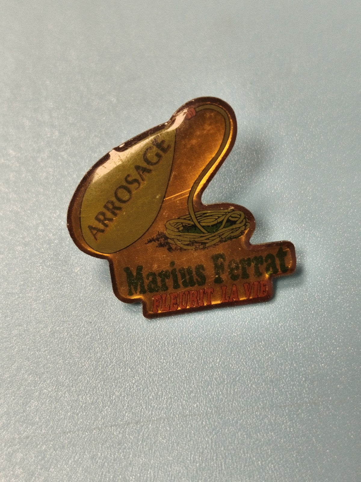 Pin's vintage Marius Ferrat arrosage jardin, translucide, collection (Ref 17)