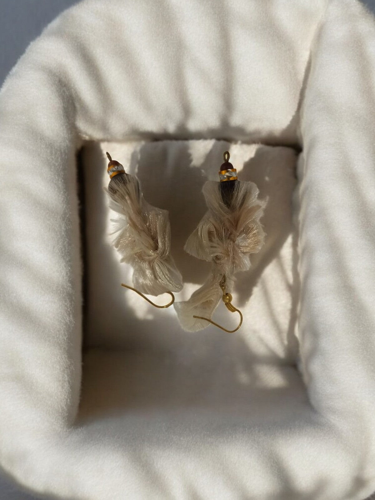 Paire boucles d’oreilles vintage rétro pampilles beige, fantaisie ancien