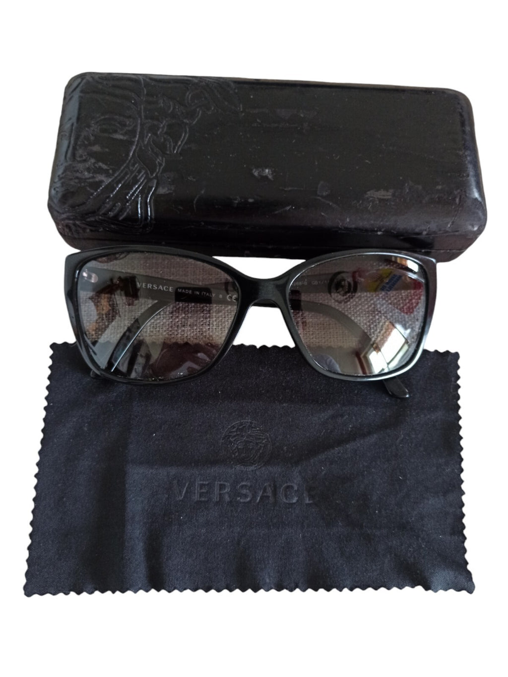 Lunettes de soleil Versace femme noir avec étui et lingette, logo visible