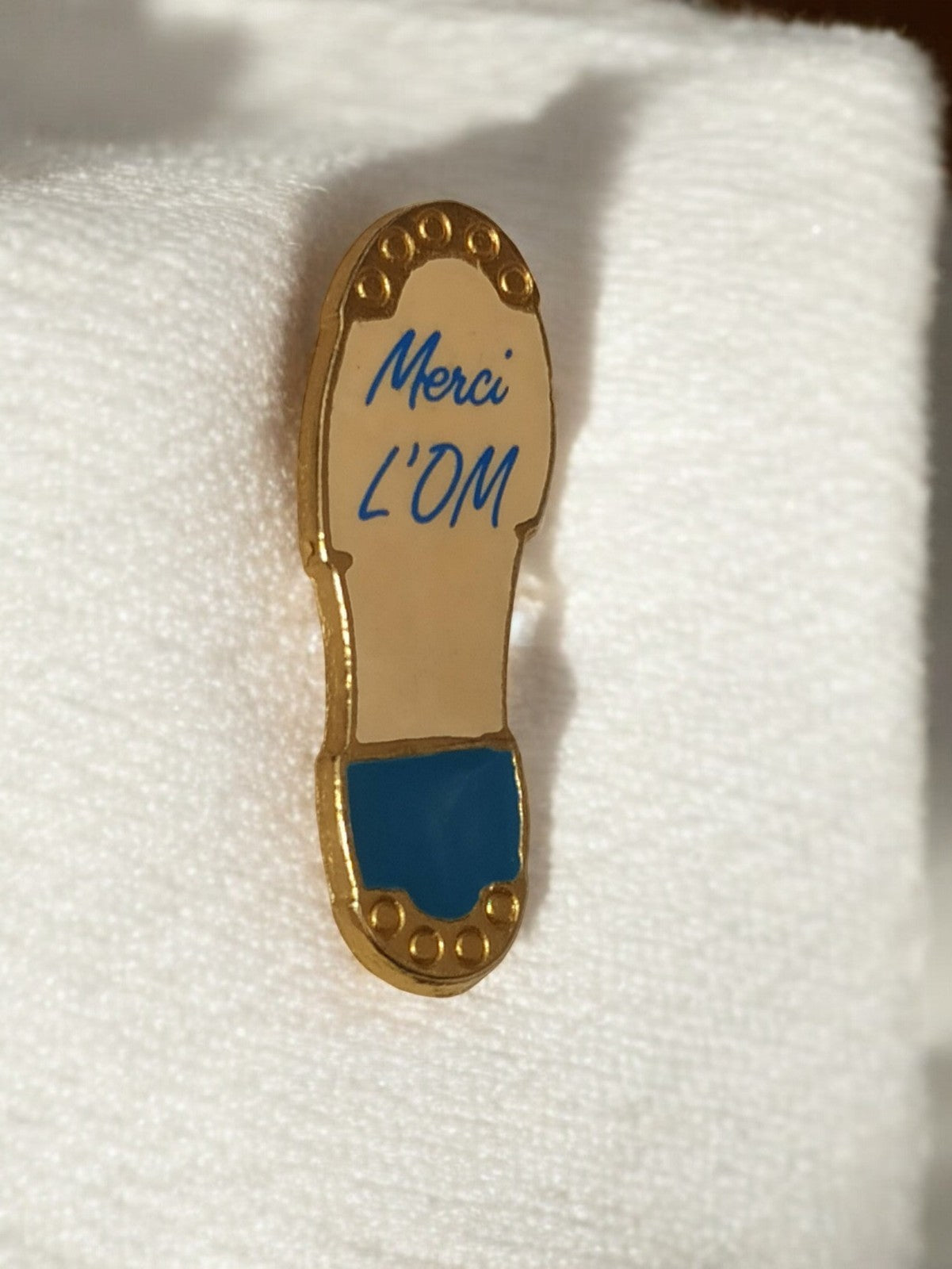 Pin's vintage Olympique de Marseille OM Merci L'OM forme chaussure rétro footbal