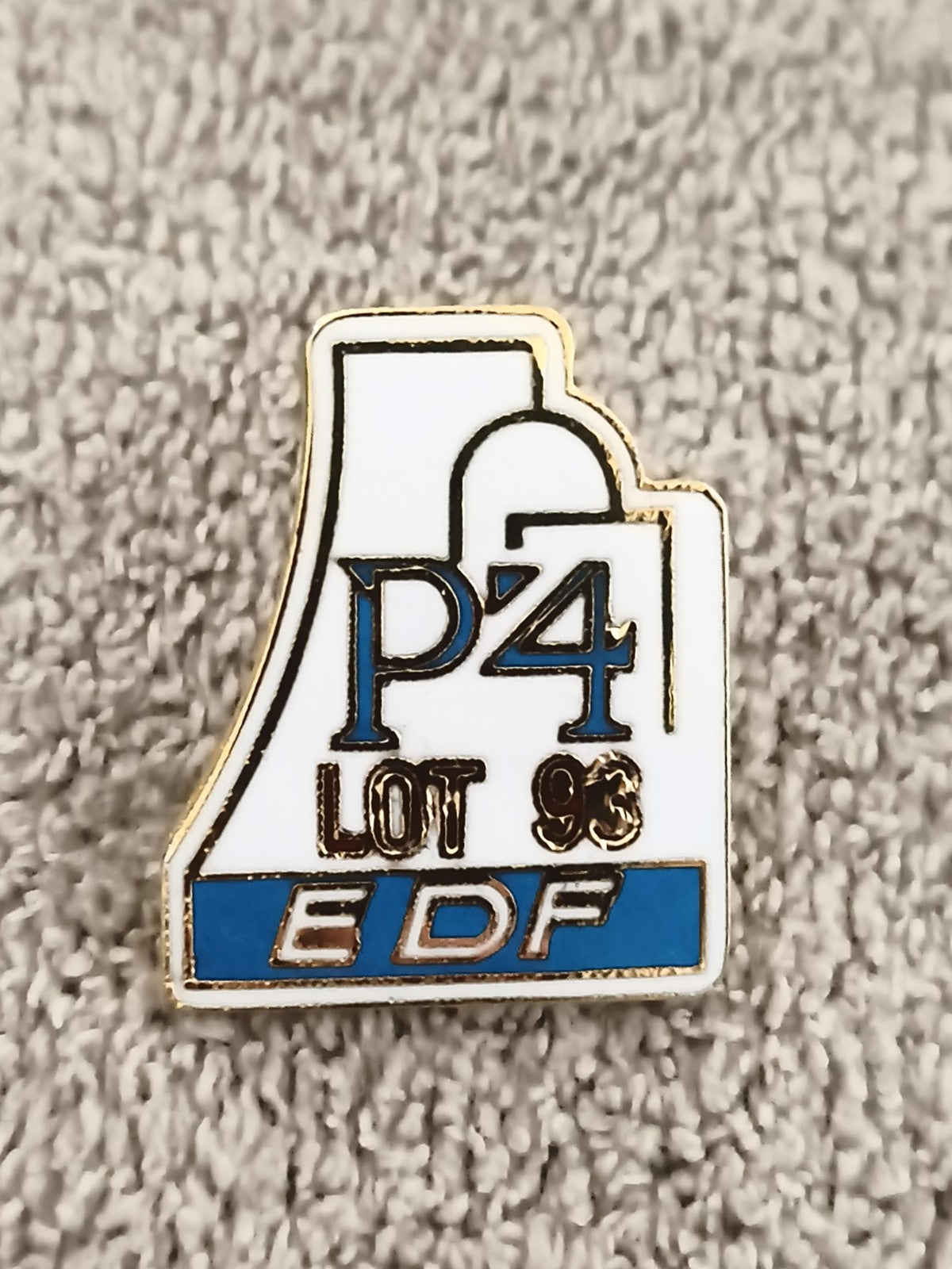 Pin's vintage EDF P4 Lot 93 émaillé logo bleu blanc industriel (Ref 3)