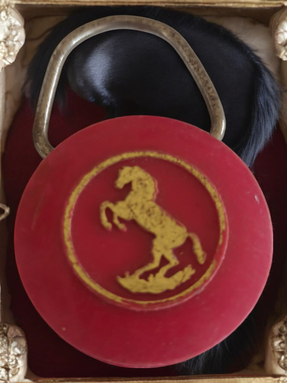 Porte-clés publicitaire vintage cheval doré France rouge rond rétro alcool
