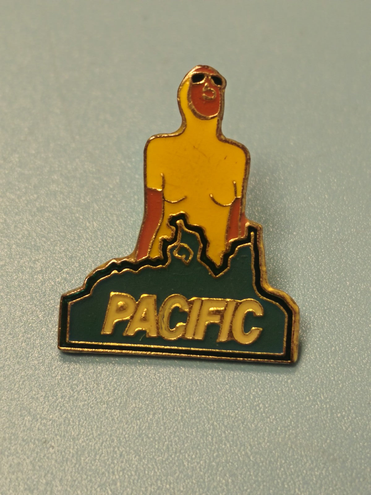 Pin's vintage PACIFIC émaillé, silhouette stylisée jaune vert, collection (Ref 4
