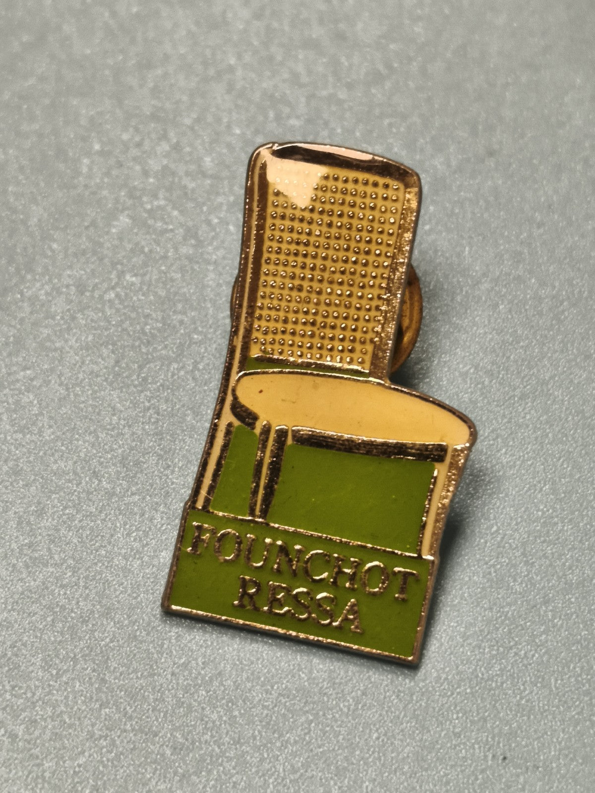 Vintage pin's Founchot Ressa chaise émaillée vert jaune collection (Ref 3)
