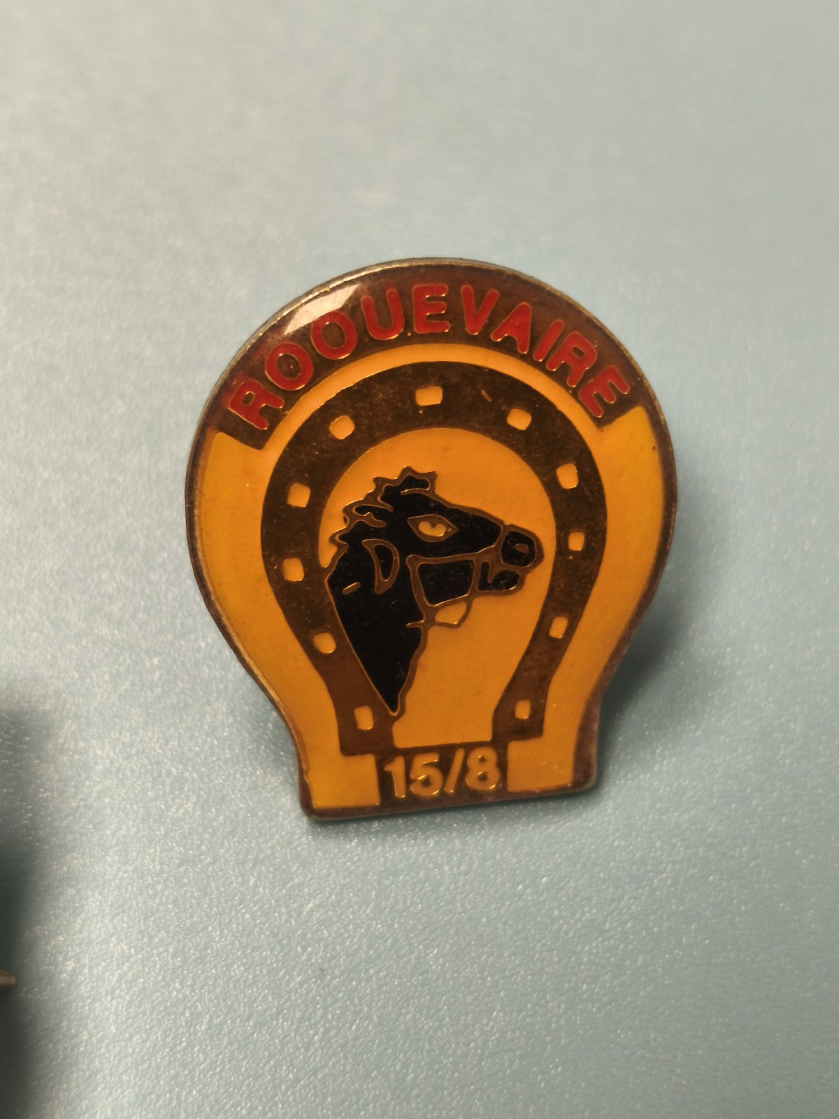 Pin's vintage Roquevaire cheval fer à cheval jaune noir collection équestre