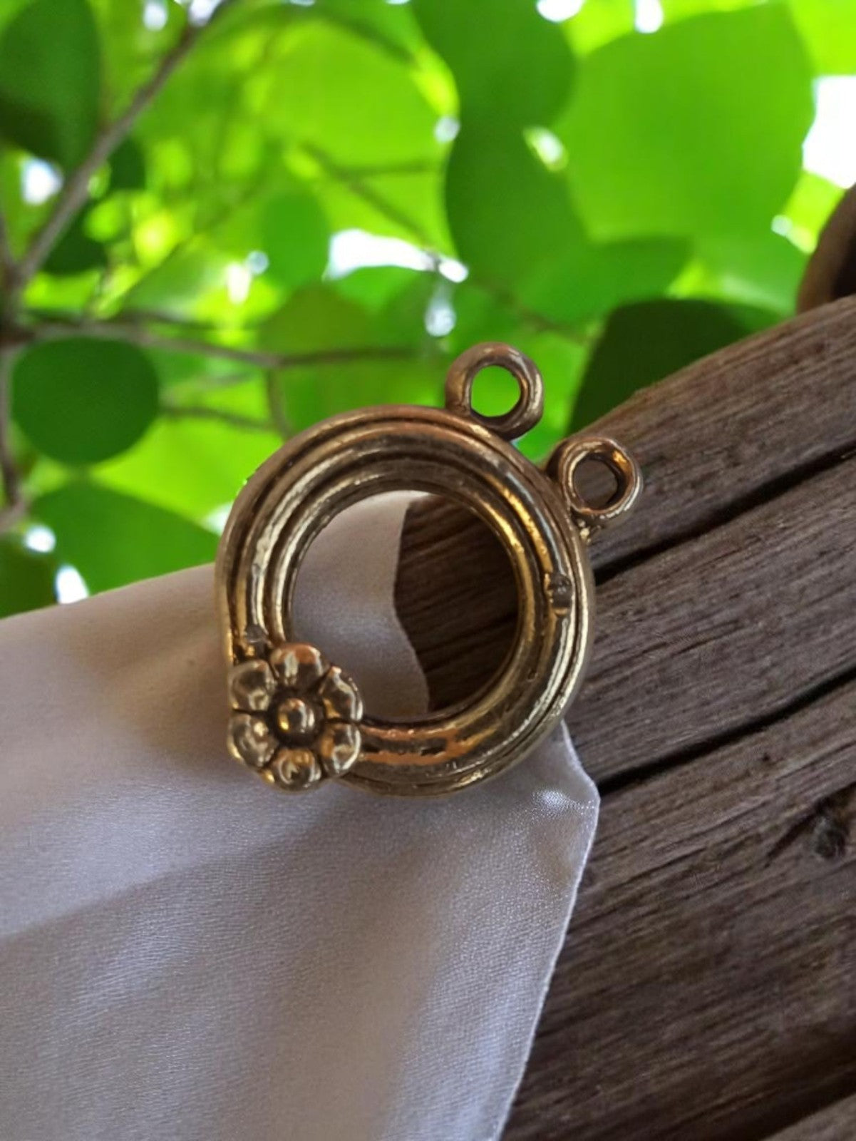 Pendentif vintage métal doré fleur années 50 rond rétro bijou deadstock