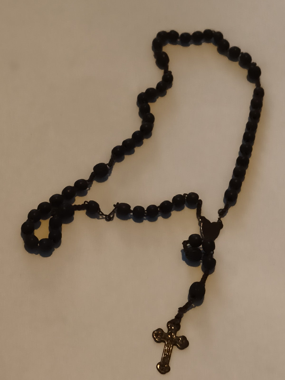 Chapelet catholique ancien perles noires croix dorée vintage prière rosary