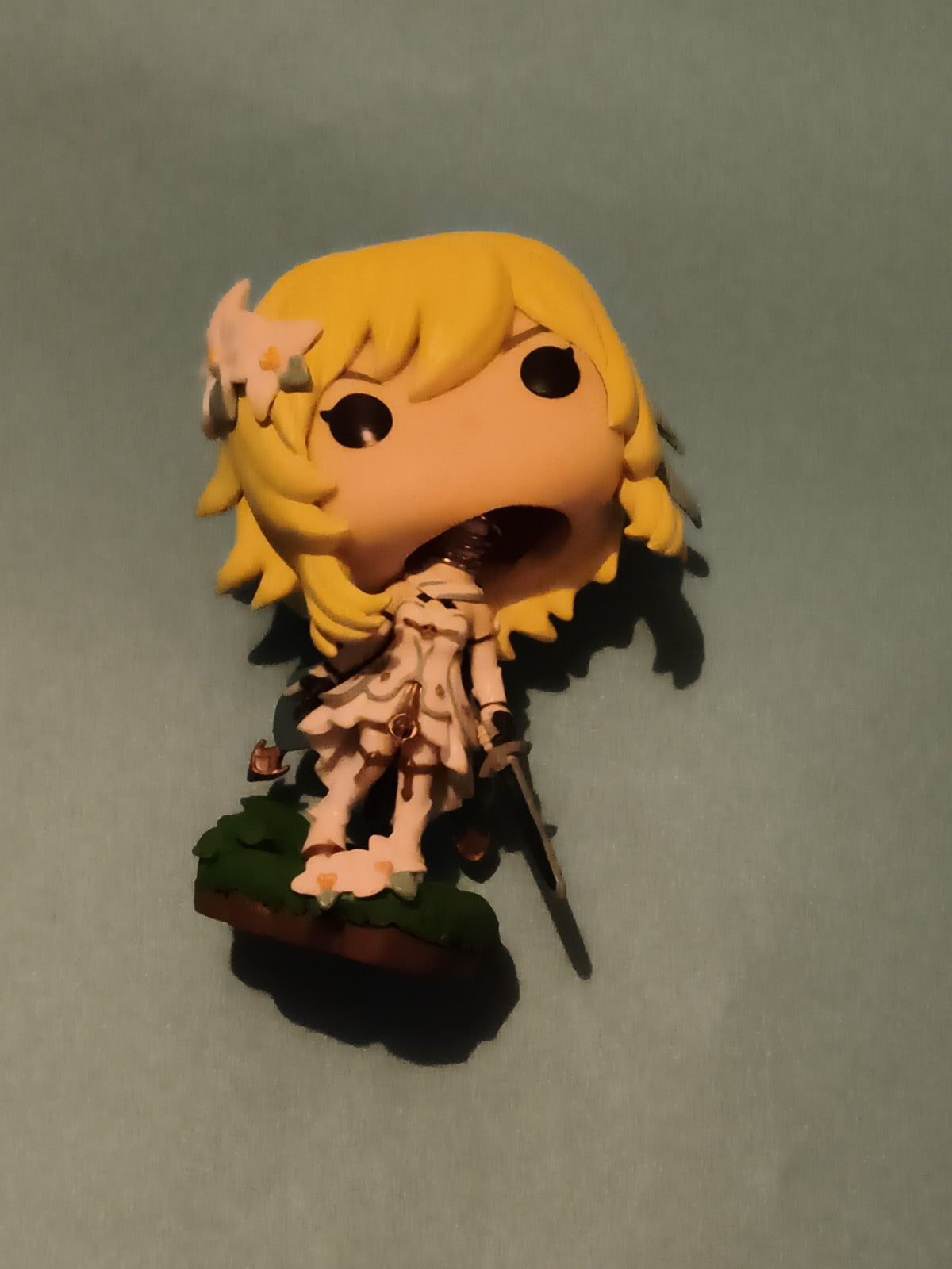 Figurine Funko Pop Genshin Impact Asia, blonde, épée, socle fleuri