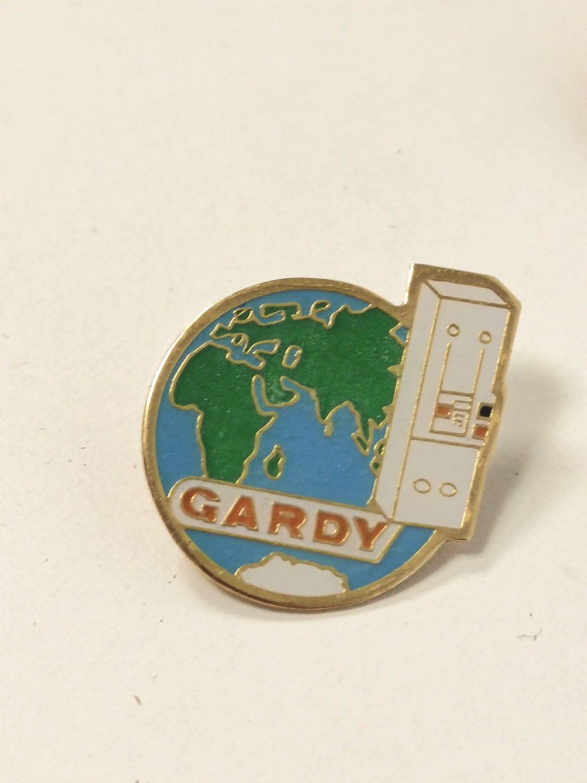 Pin's ancien Gardy rétro, badge collection vintage, objet publicitaire années 80