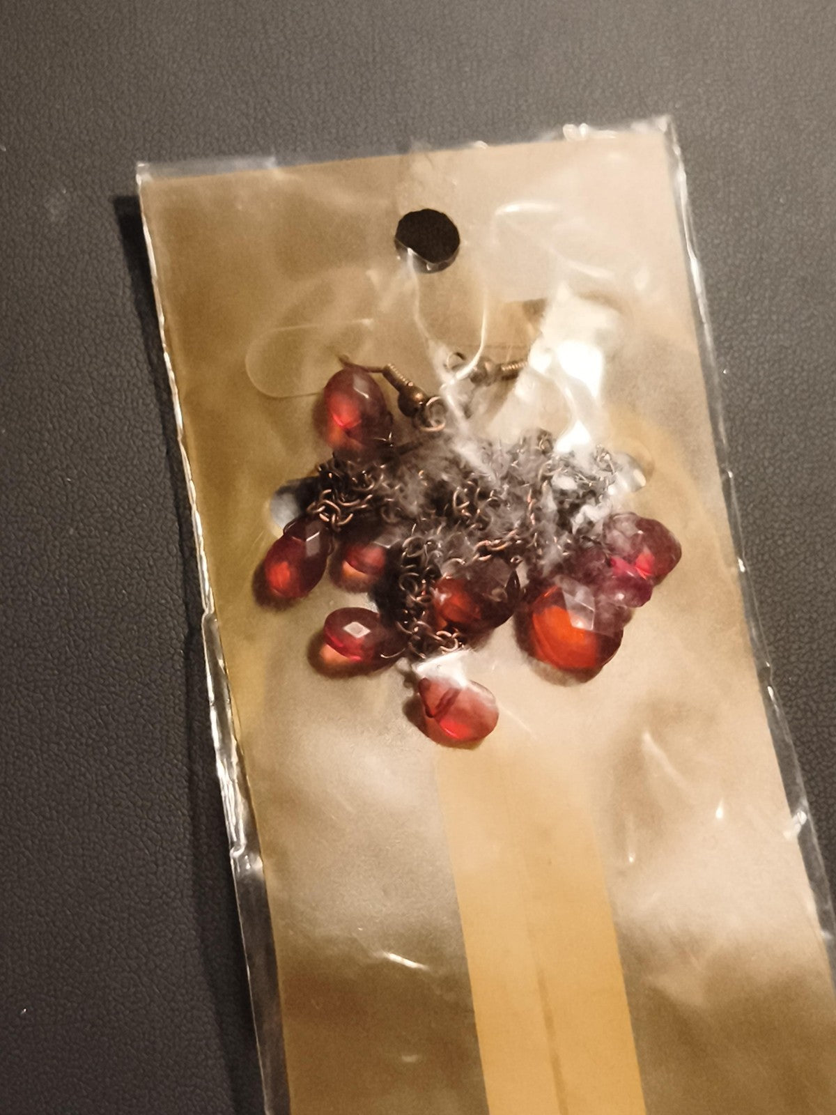 Paire de boucles d’oreilles vintage gouttes rouges, chaîne bronze, deadstock