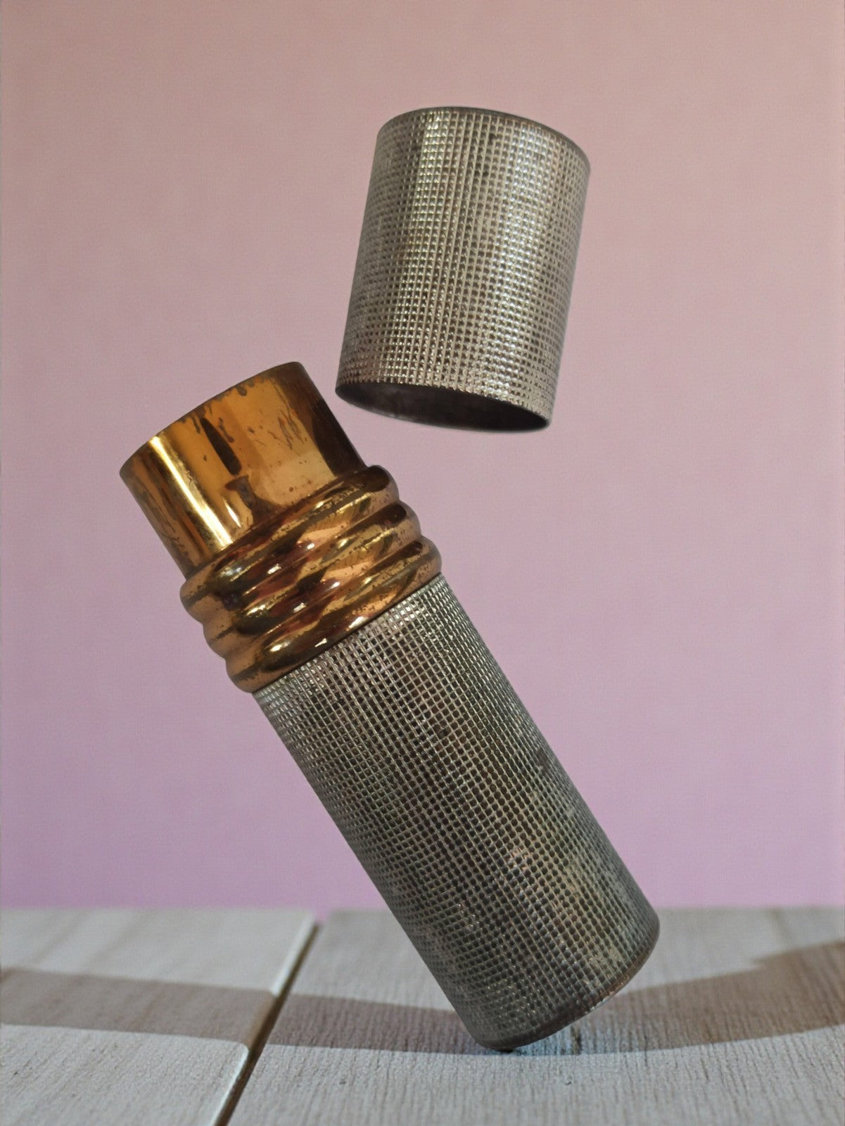Étui à rouge à lèvres vintage rétro, aspect métal doré et argenté, ancien porte-