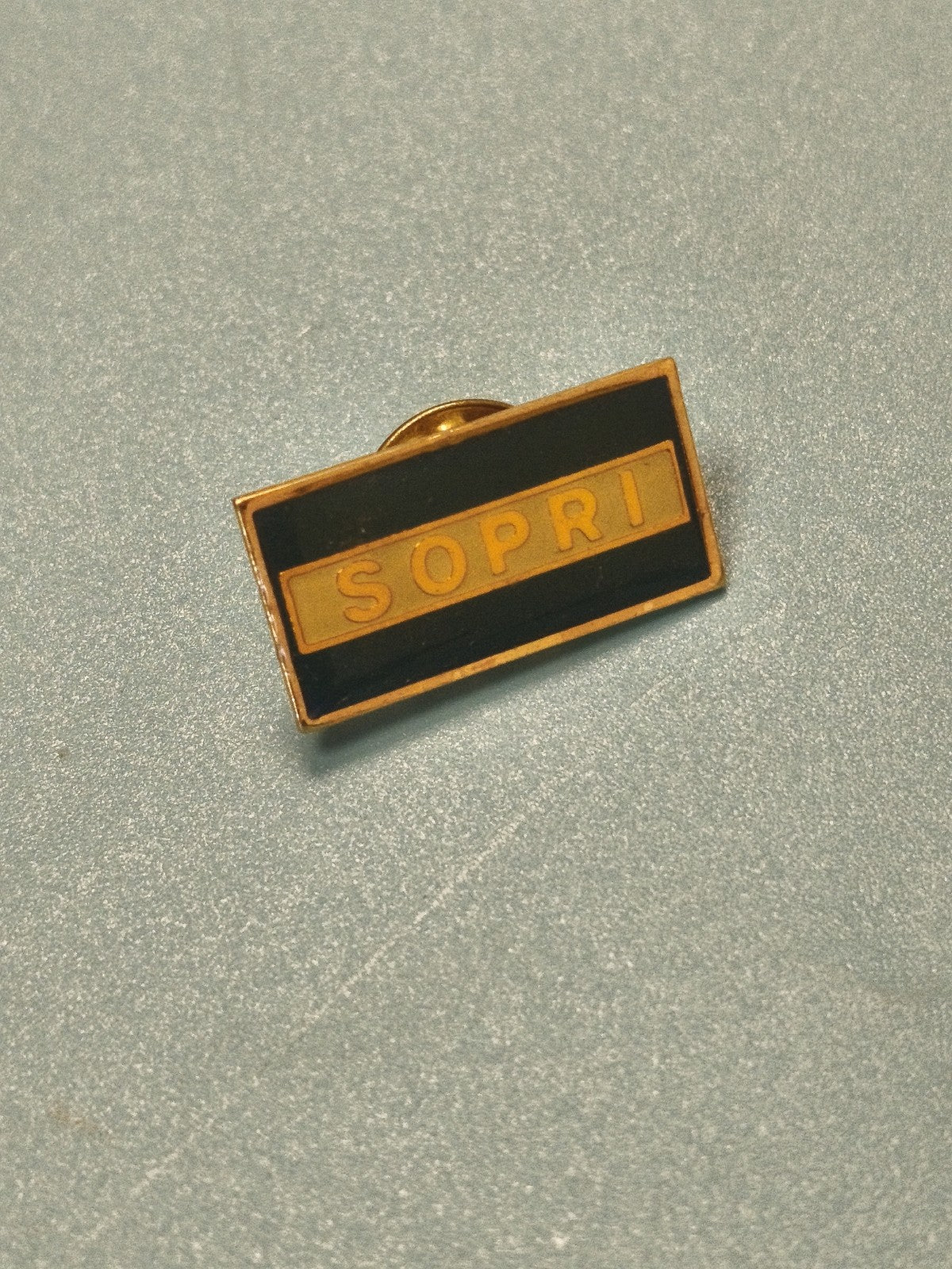 Pin's vintage SOPRI rectangulaire, fond vert et doré, collection badge ancien