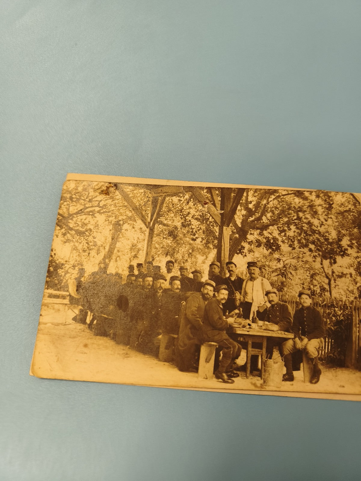 Carte postale ancienne CPA ? Groupe d?hommes en uniforme, photo sépia