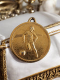 Médaille concours football France dorée joueur relief souvenir historique