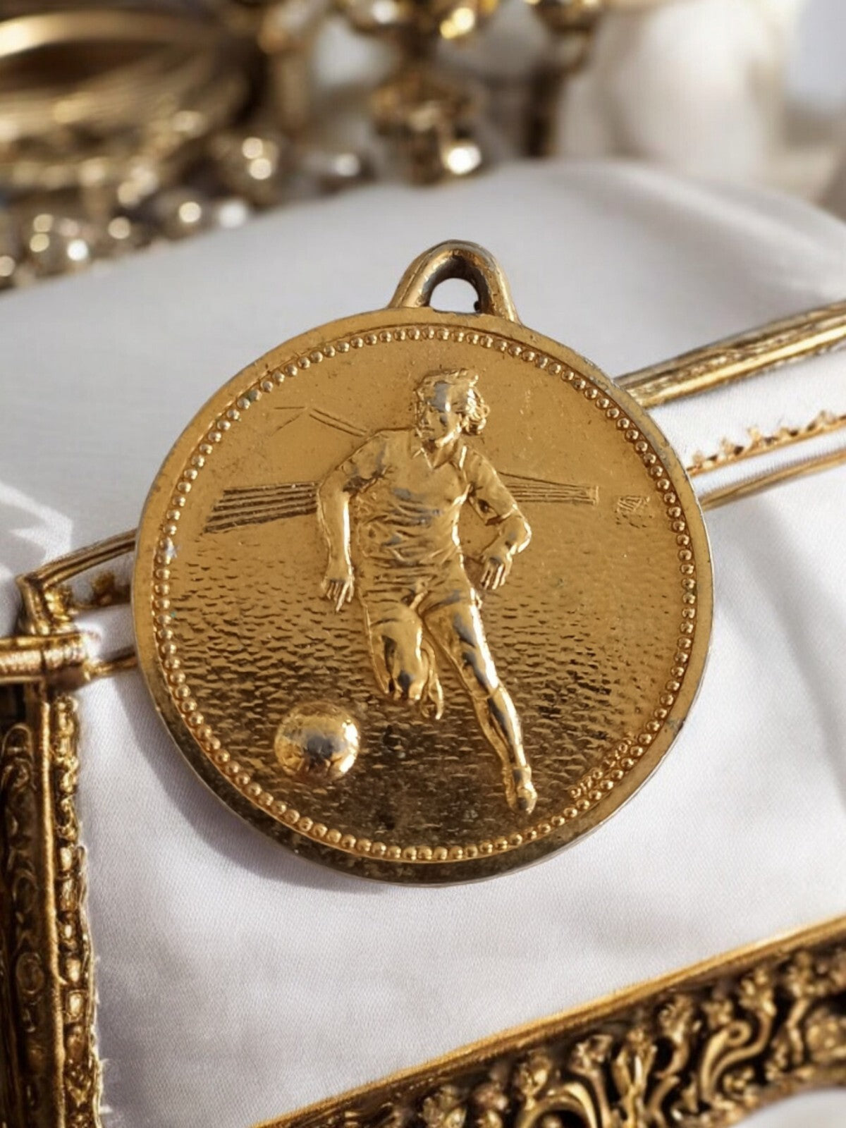 Médaille concours football France dorée joueur relief souvenir historique
