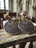 Paire de boucles d’oreilles anciennes métal motif labyrinthe, vintage rondes