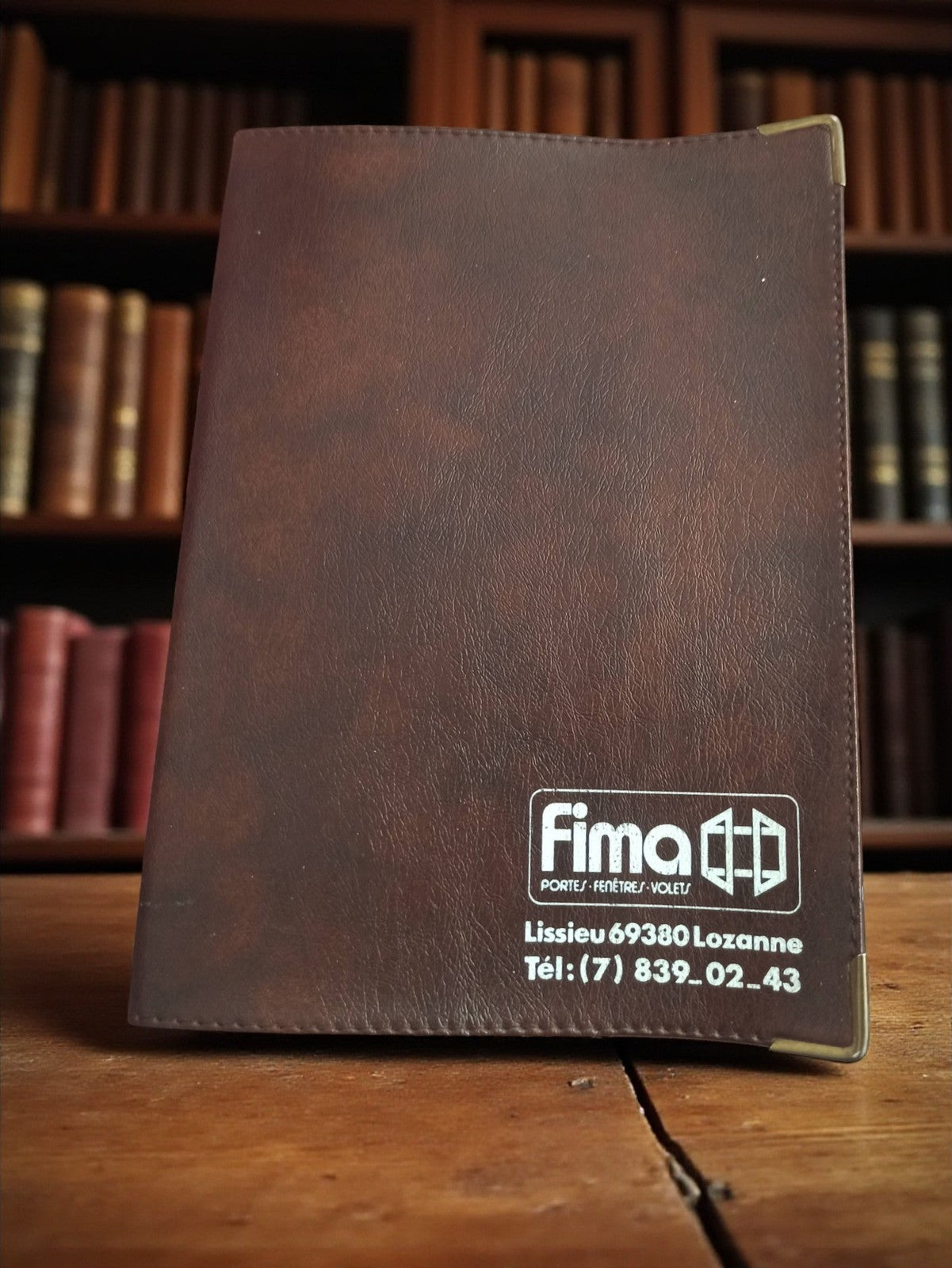Ancienne couverture livre Fima cuir marron vintage rétro coin métal