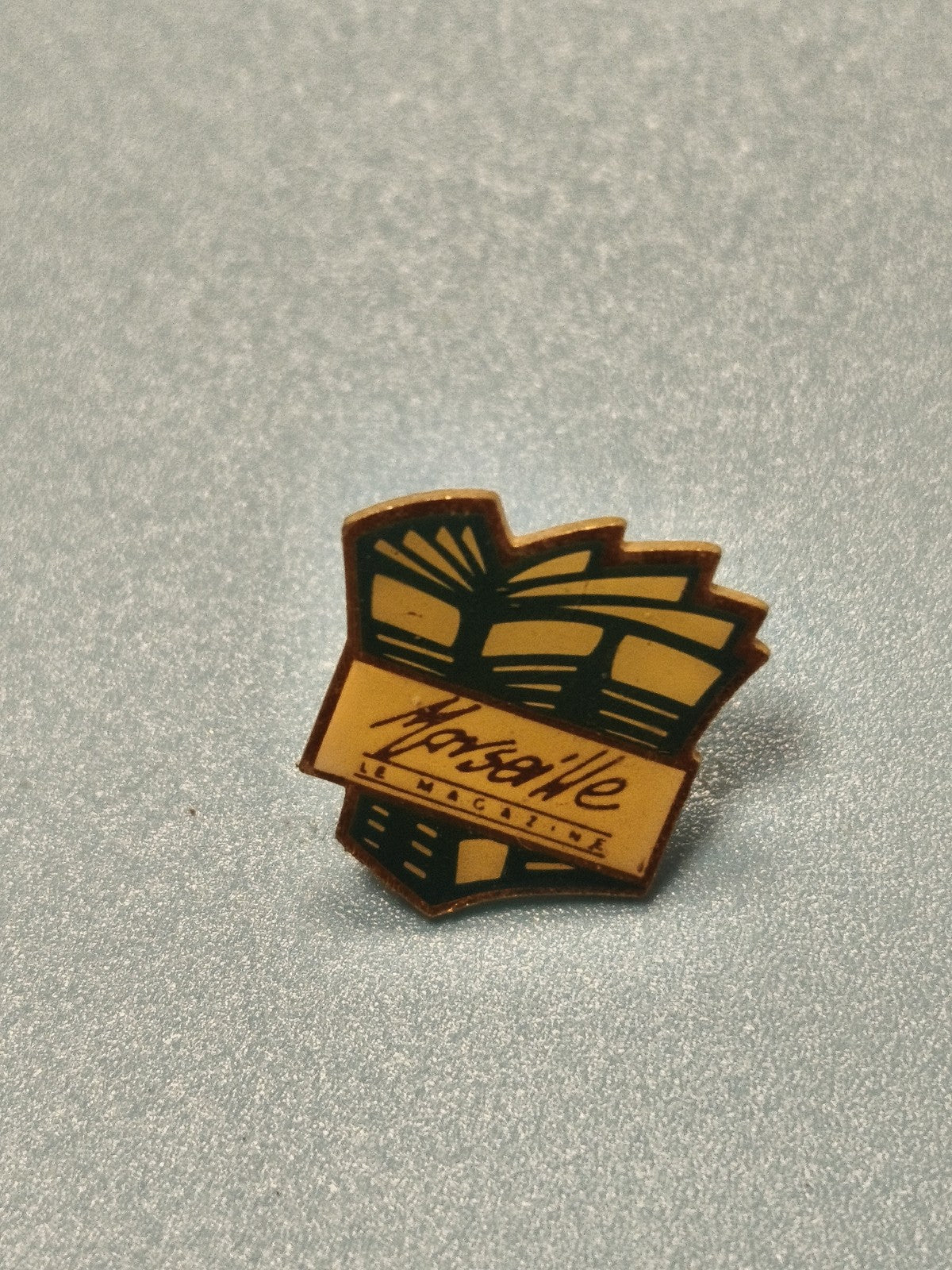 Vintage pin's Marseille jaune graphique collection rétro ancien badge