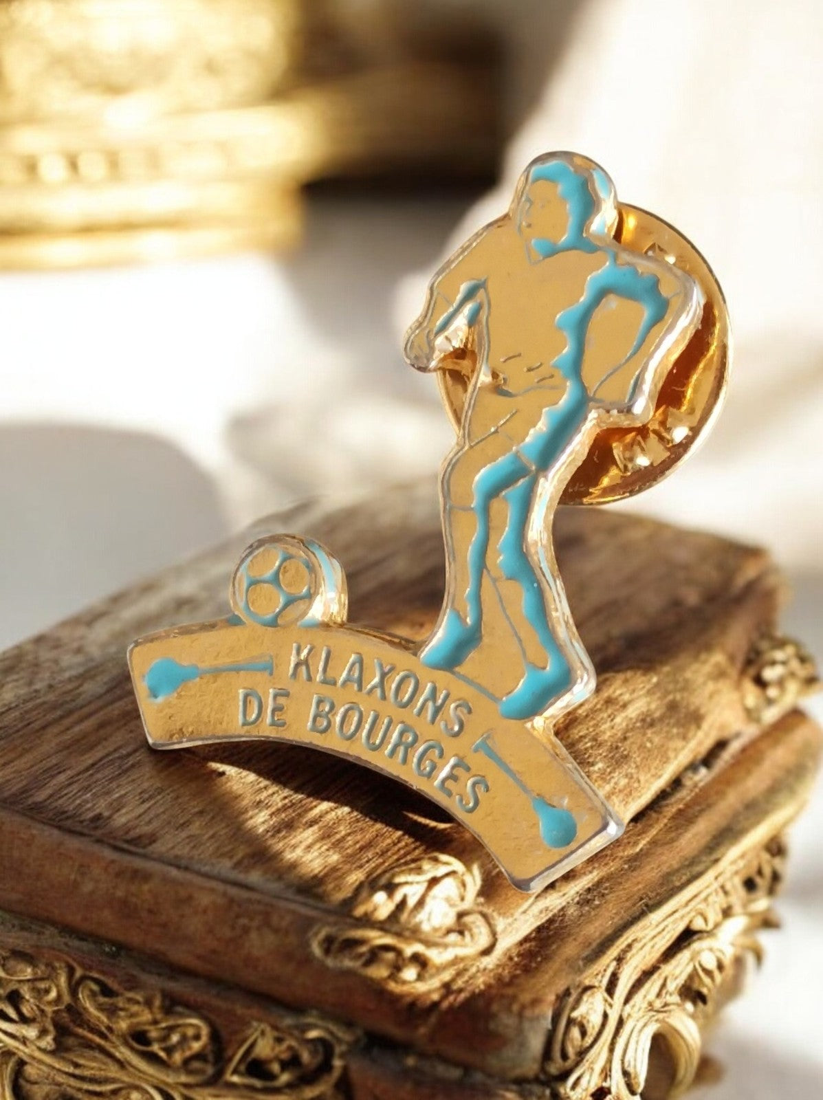 Pin's football Klaxons de Bourges ancien doré émaillé vintage badge rare