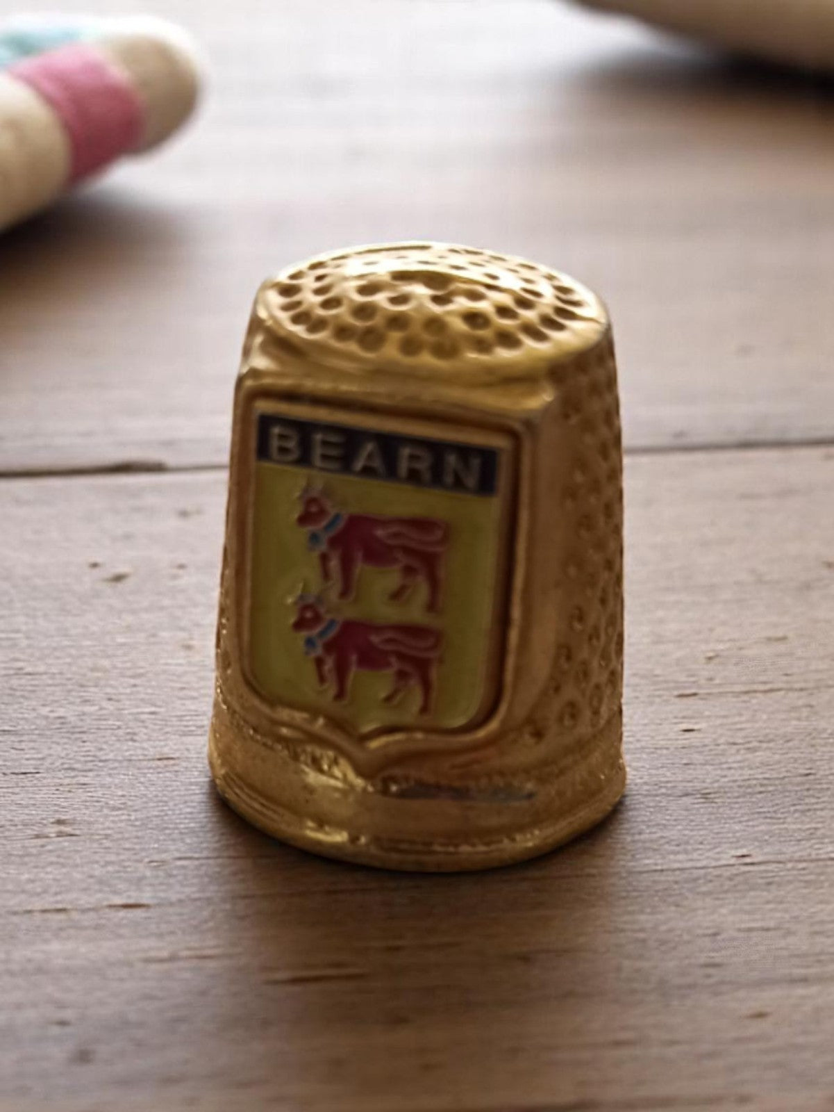 Vintage dé à coudre ancien BEARN doré, souvenir broderie collection