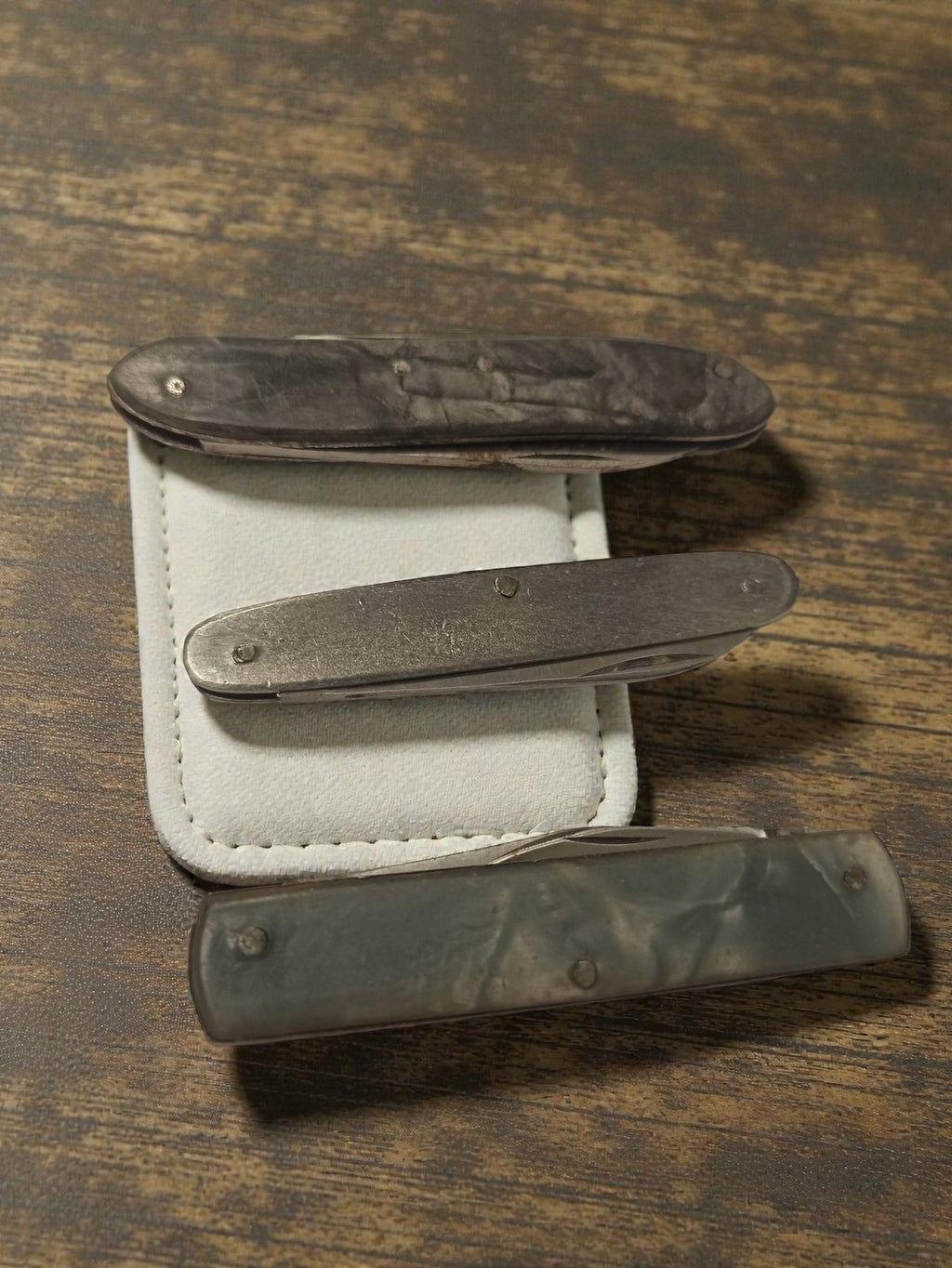 Couteaux suisses anciens vintage 1970s lot 3, manches aspect nacré, collection