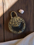 Pendentif vintage rond métal doré relief années 50 rétro ancien bijou
