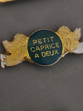 Pin's rétro ancien Petit Caprice à deux, badge collection vintage original Franc