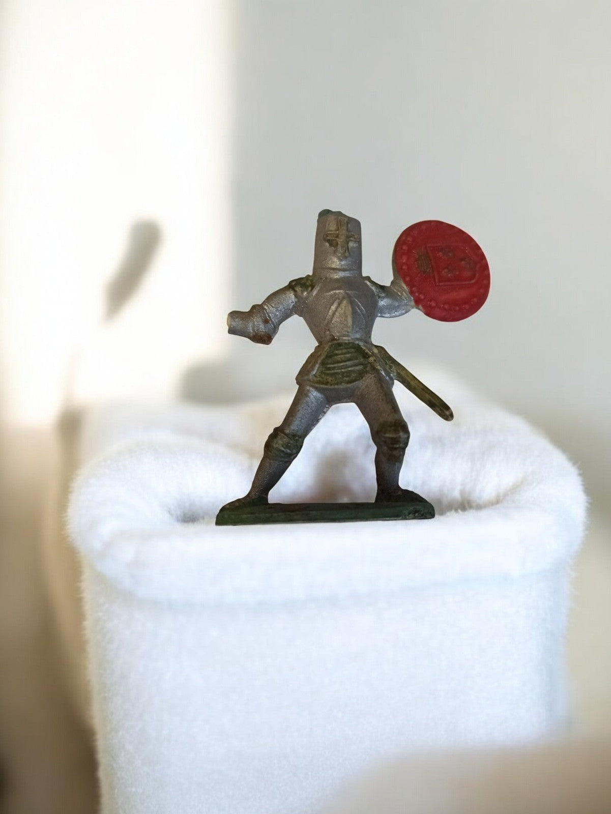 Figurine chevalier Starlux vintage bouclier rouge statuette rétro ancienne