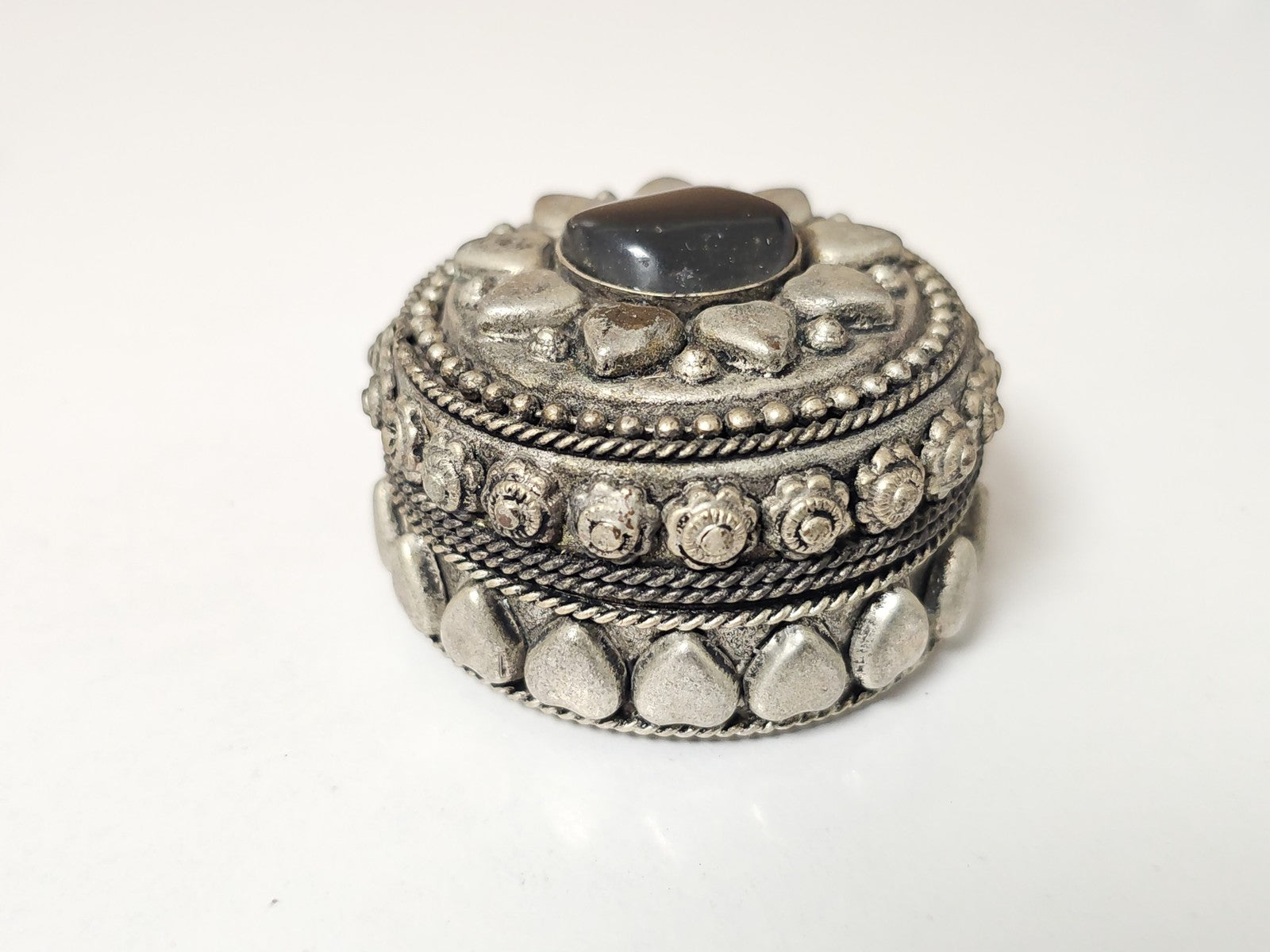 Boîte à bijoux berbère ancienne vintage, objet de collection ethnique rétro déco