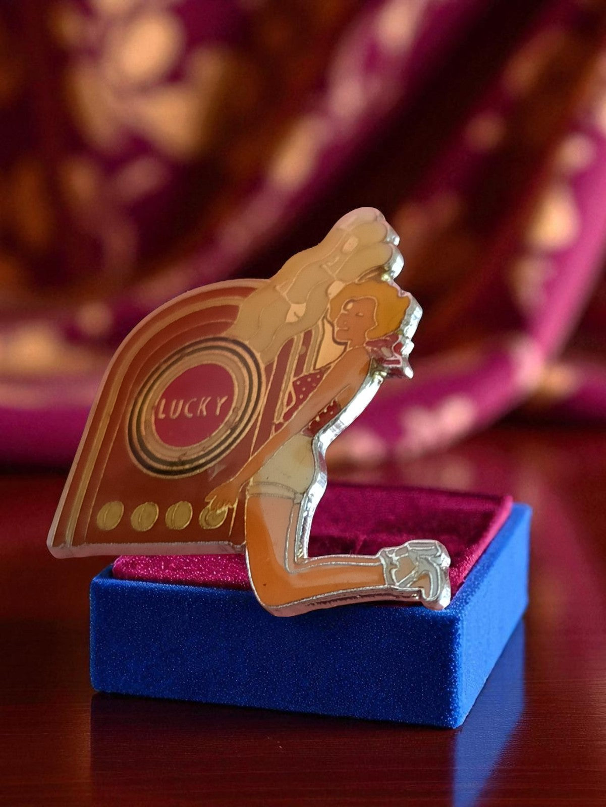 Pin's publicitaire vintage Lucky édition limitée, badge émaillé rétro