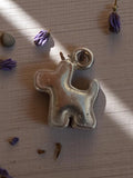 Pendentif vintage chien stylisé métal années 50 bijou rétro porte-bonheur