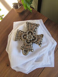 Pendentif croix vintage années 50 métal argenté motif floral ancien