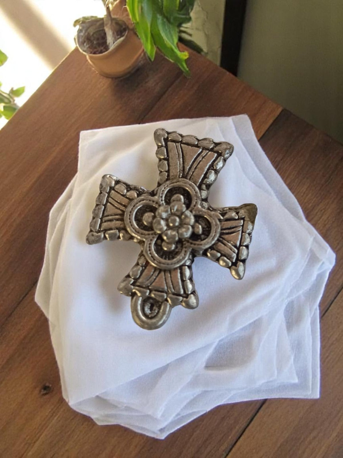 Pendentif croix vintage années 50 métal argenté motif floral ancien