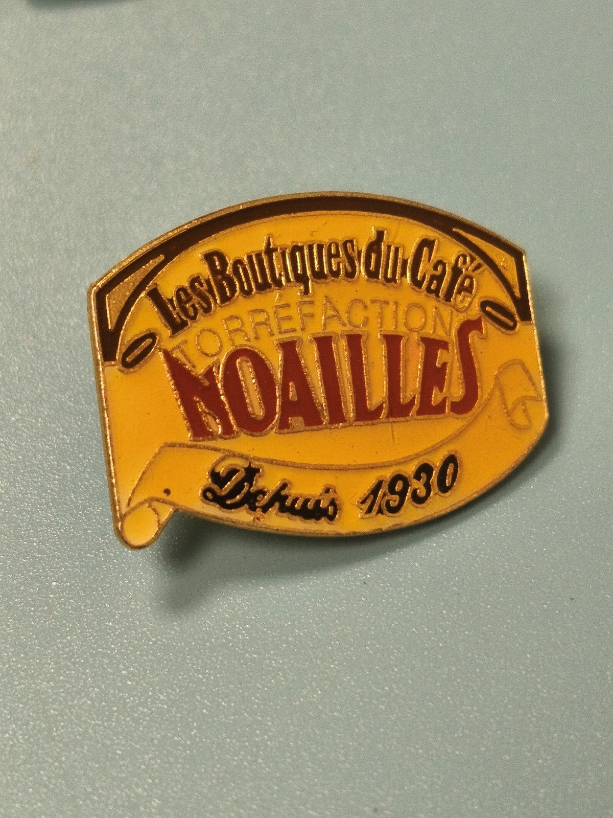 Pin's vintage Les Boutiques du Café Noailles jaune, collection café, rare ancien