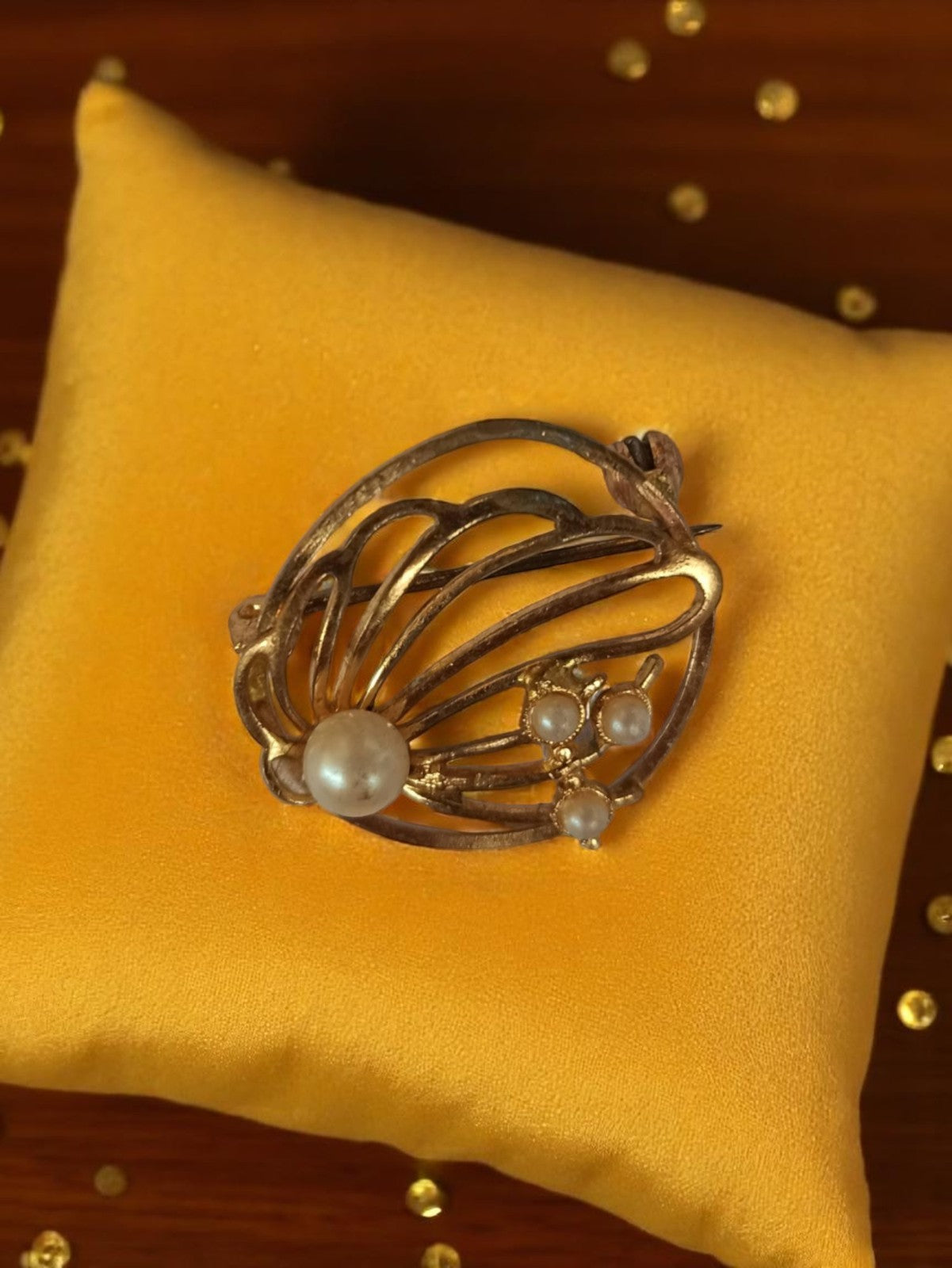 Broche vintage en métal doré, forme coquillage et perles, rétro chic