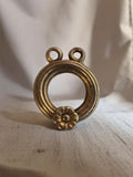 Pendentif vintage rond métal doré fleur années 50, bijou ancien deadstock