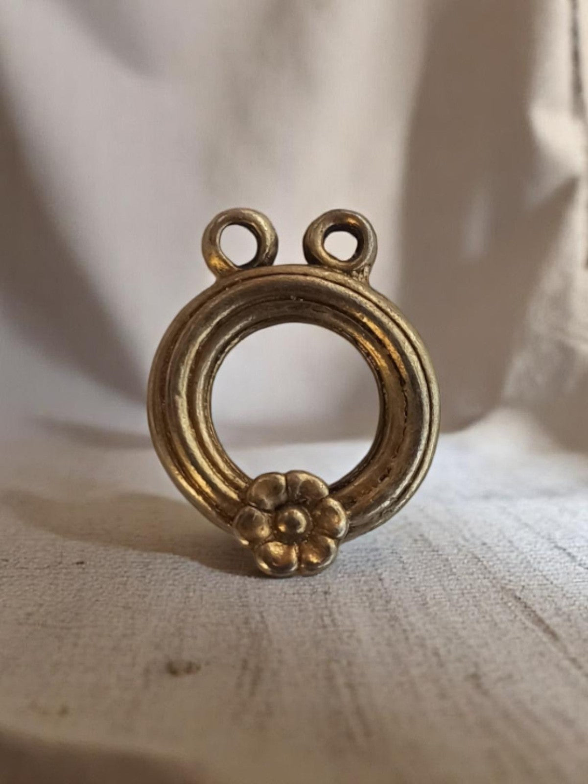 Pendentif vintage rond métal doré fleur années 50, bijou ancien deadstock