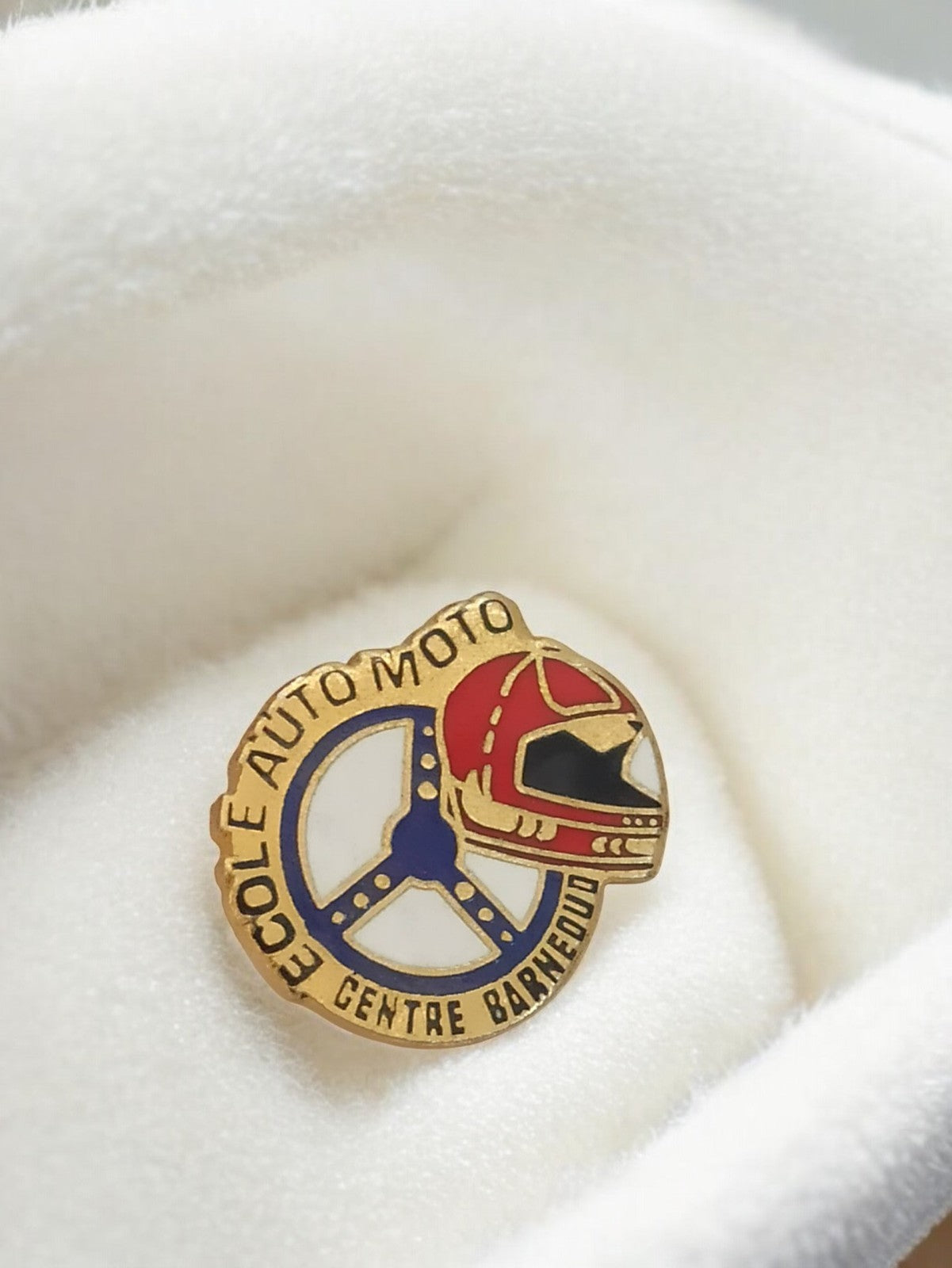 Pin's École Auto Moto Centre Barneoud vintage casque moto émaillé rétro