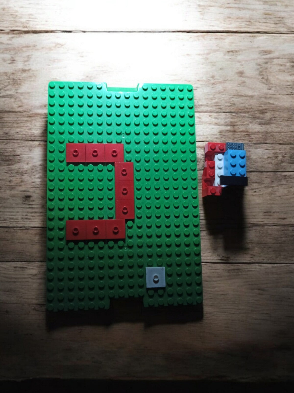 Plaque de base Lego vintage verte + briques rouges et bleues structure