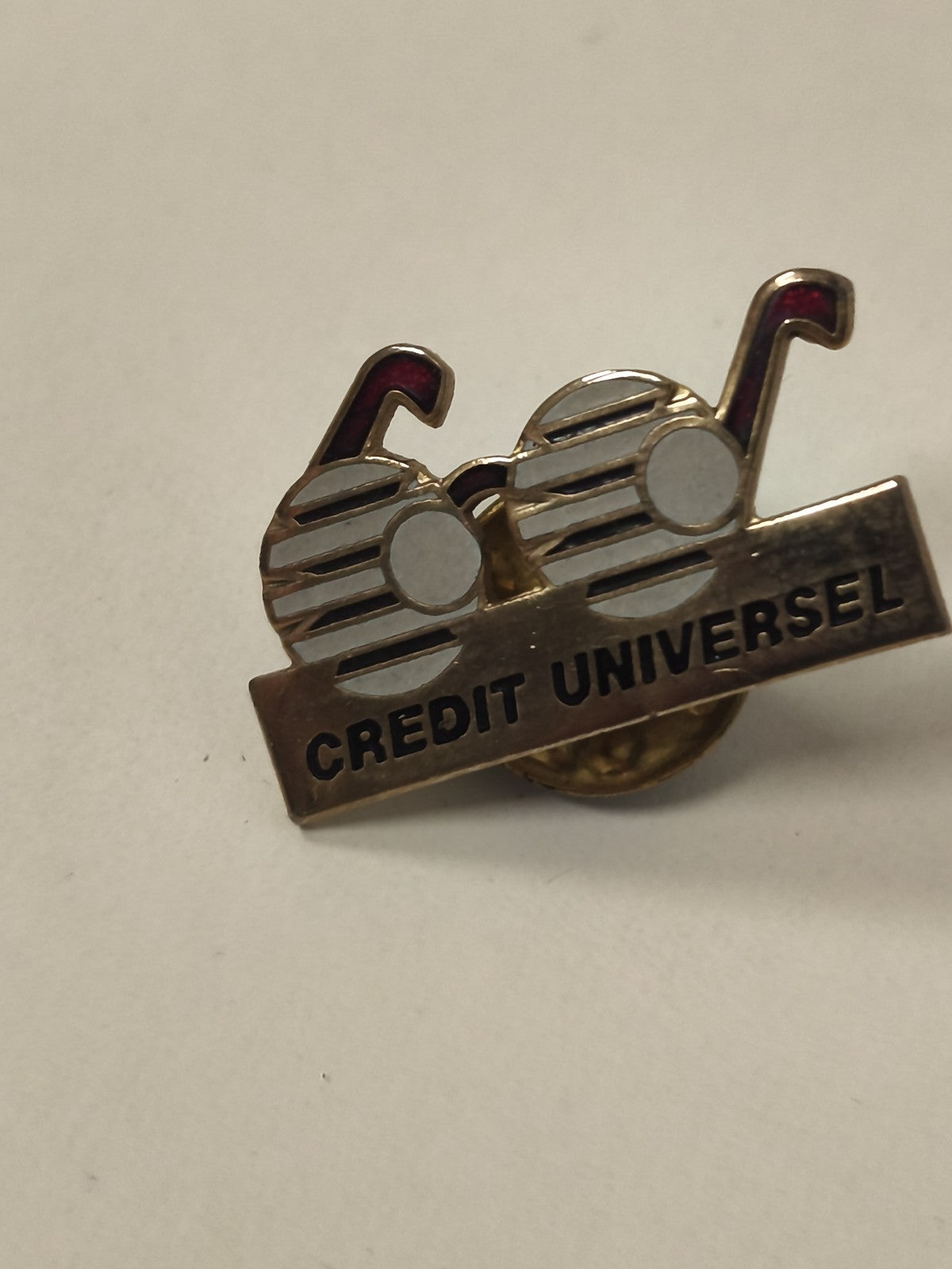 Pin's ancien rétro Crédit Universel badge vintage collection banque années 80 90