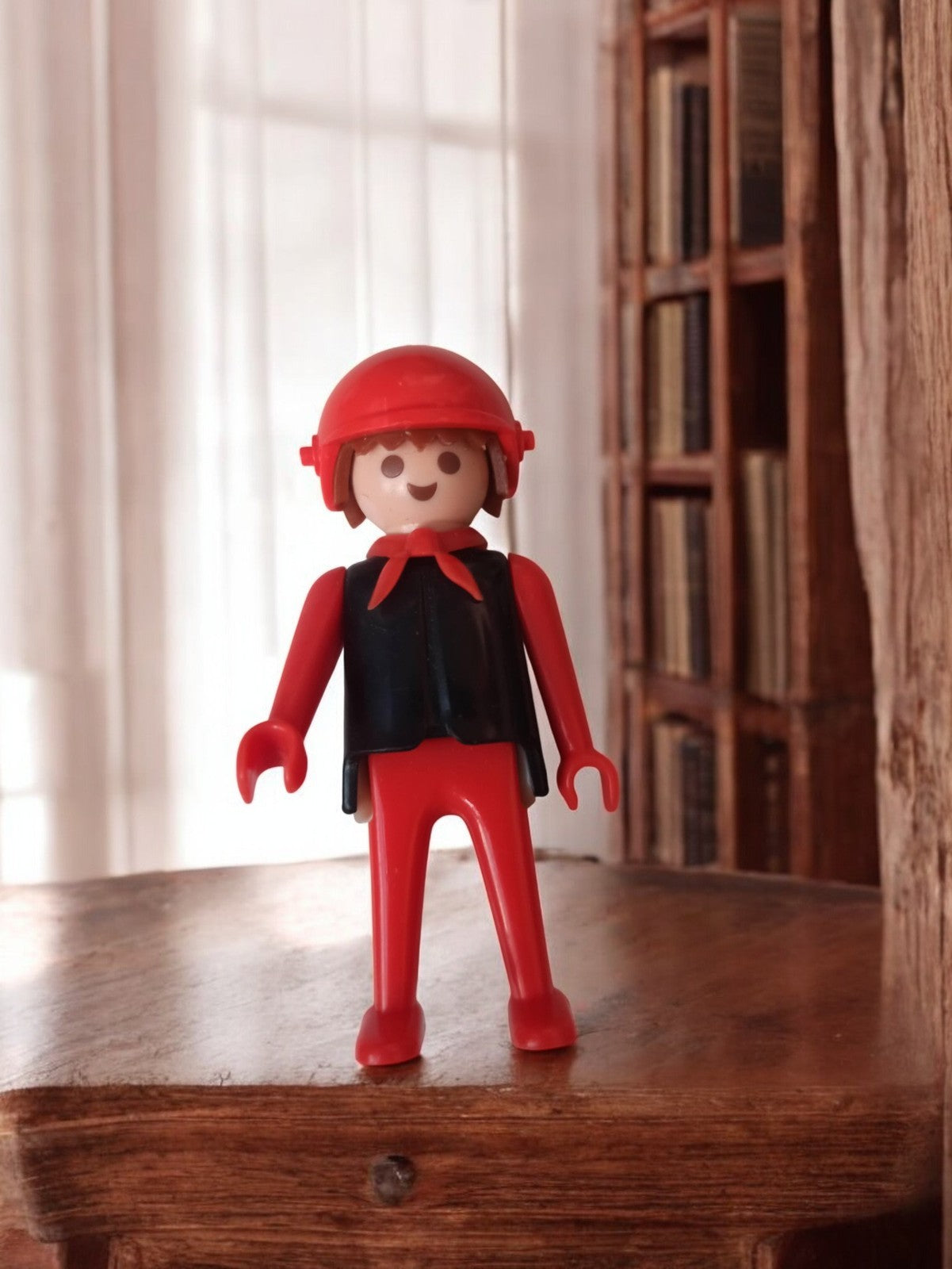 Figurine Playmobil vintage années 70 rouge noir ancien jouet rétro personnage