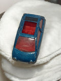 Voiture miniature vintage bleue, jouet ancien rétro, intérieur rouge