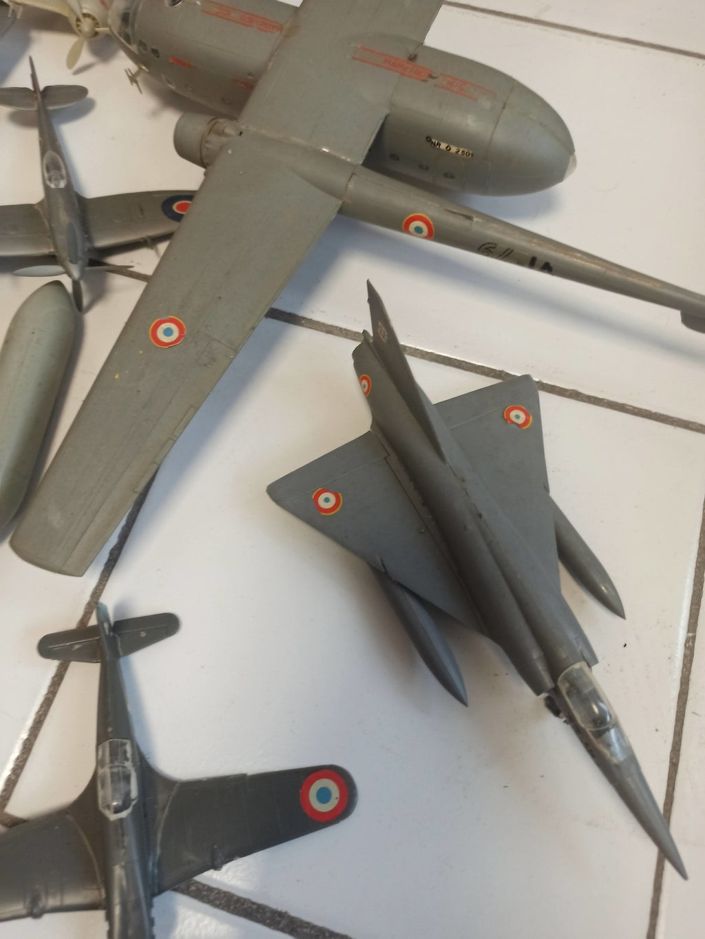 Lot maquettes avions vintage anciens, divers modèles militaires, à restaurer