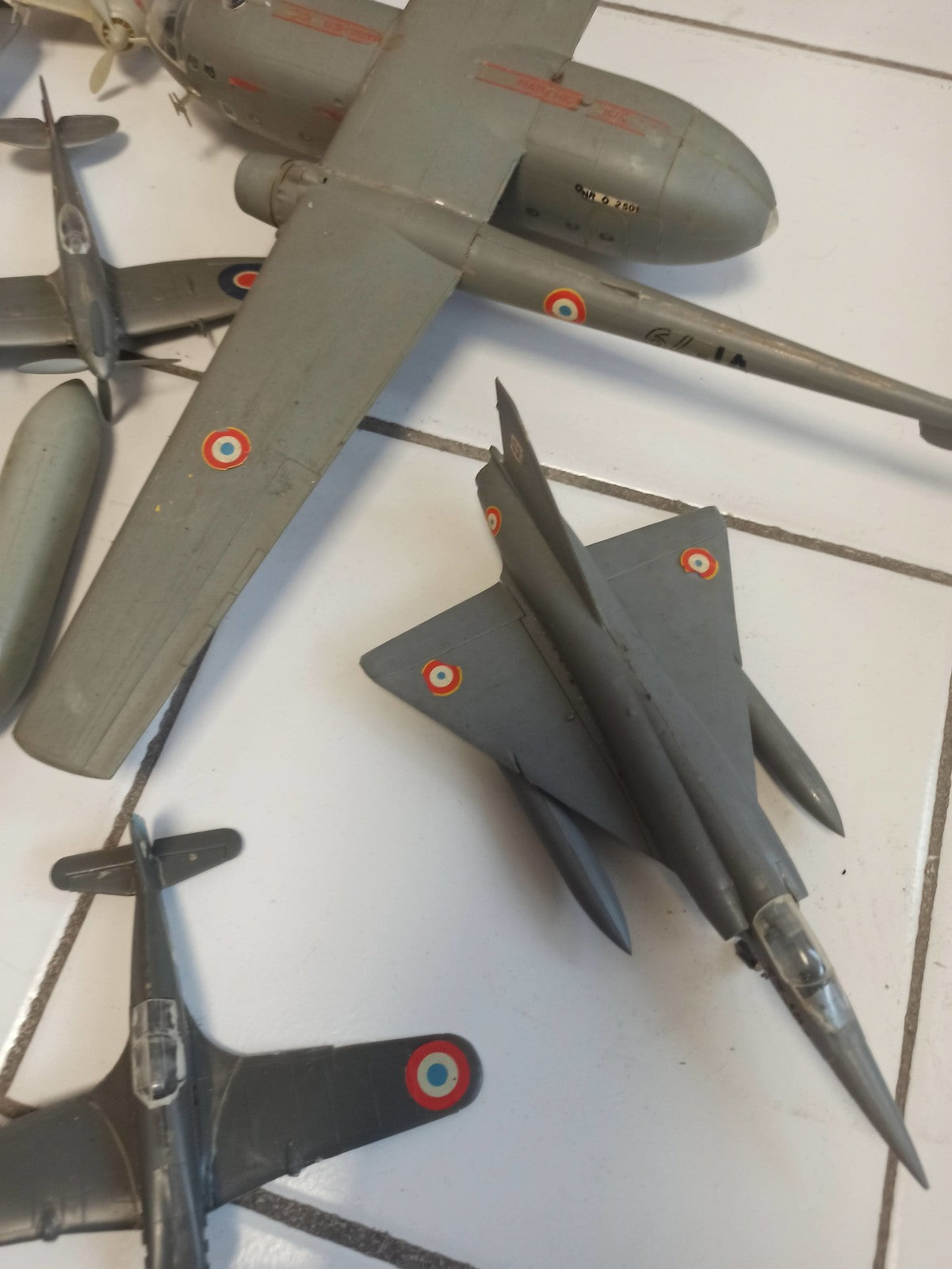 Lot maquettes avions vintage anciens, divers modèles militaires, à restaurer