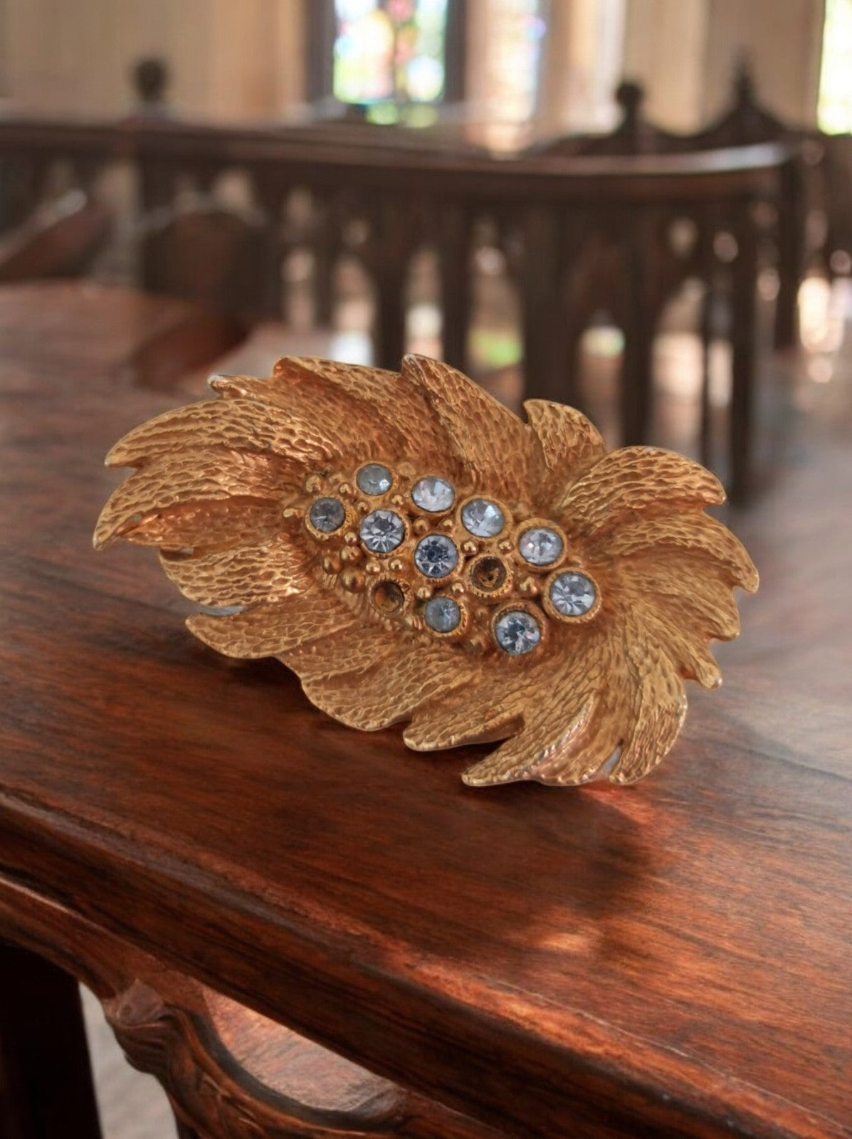 Broche vintage feuille dorée strass, fantaisie plaquée or, bijou rétro