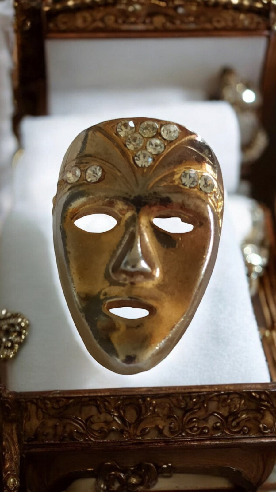 Broche masque vintage dorée avec strass, bijou ancien costume bal