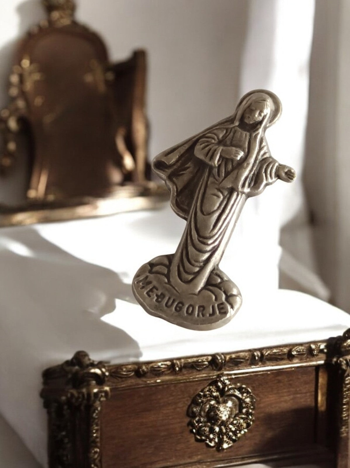 Statue religieuse métal Medjugorje Vierge Marie finition bronze Lourdes