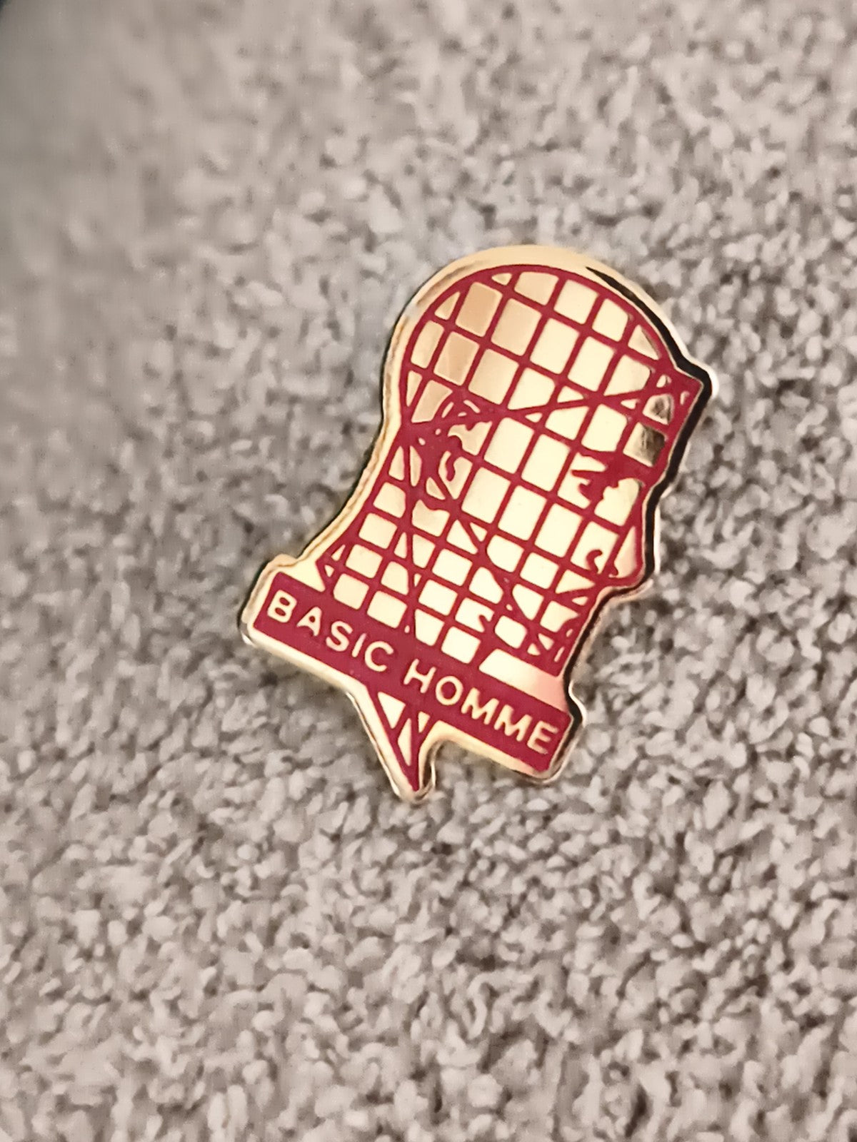 Pin's vintage BASIC HOMME visage stylisé rouge doré badge rétro (Ref 10)