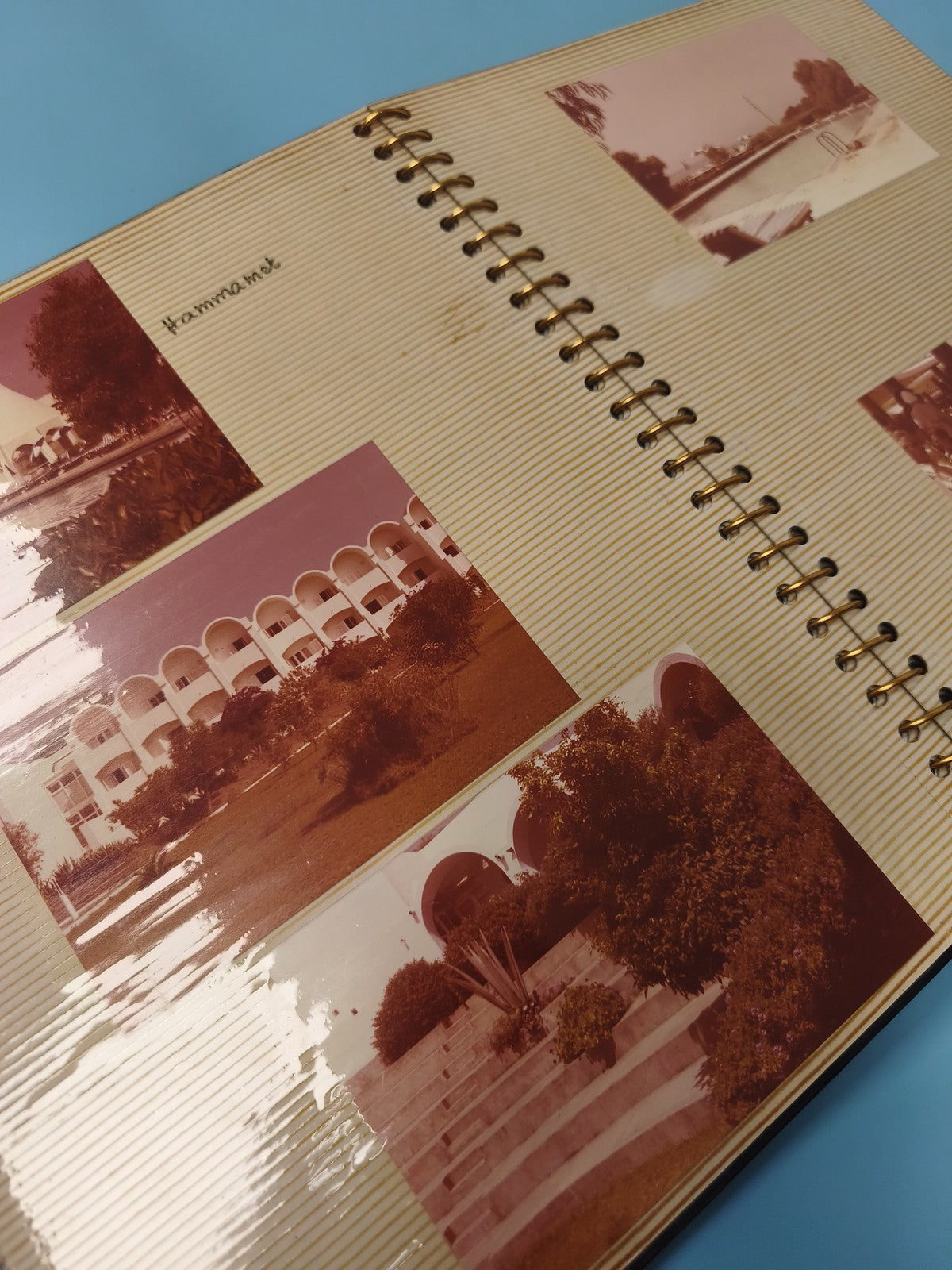 Ancien classeur photos de voyage vintage, album spirale, noir et blanc